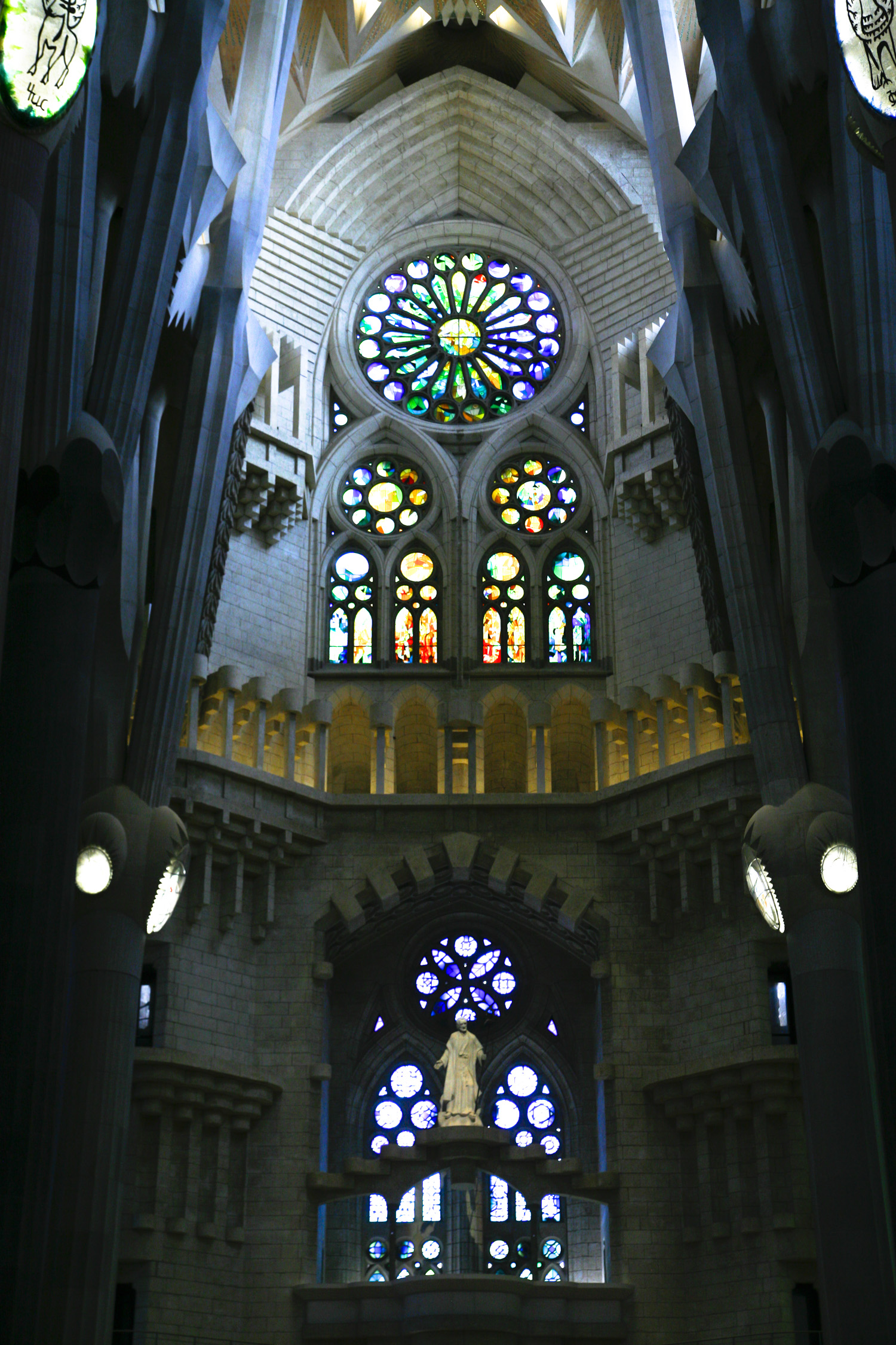 Barcelona Sagrada Familia wnetrze witraze