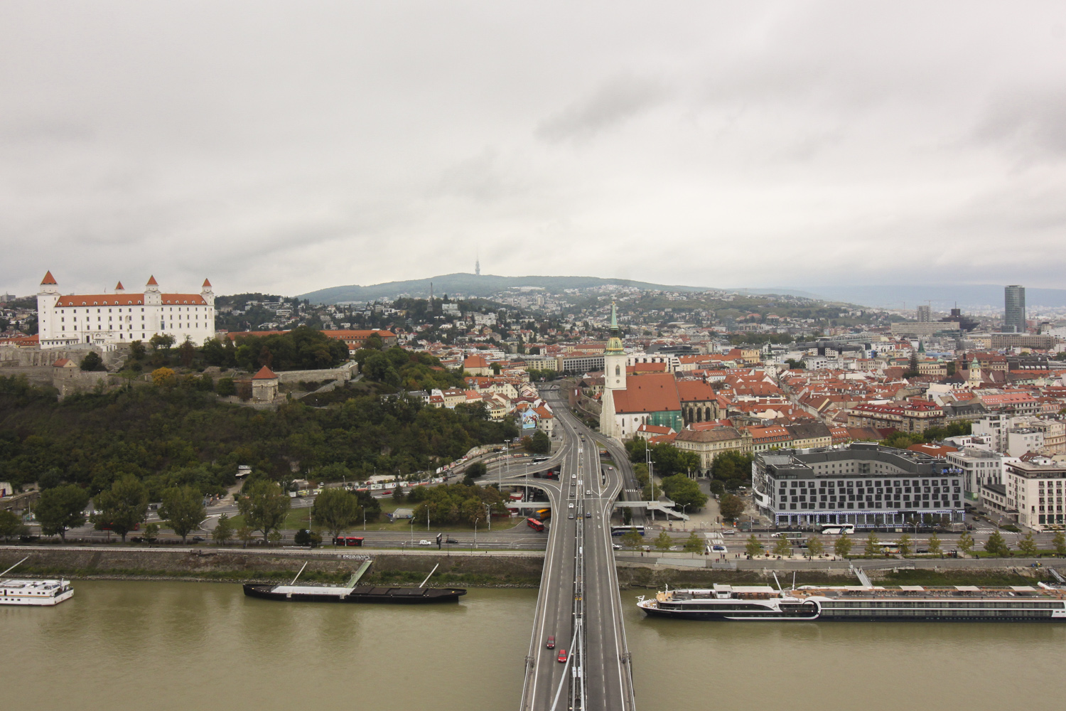 Bratysława widok na miasto z mostu SNP UFO